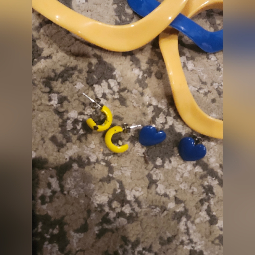 Vintage 1950s Early Plastic Wavy Blue and Yellow Bangles With Matching Earrings - Picture 10 of 11